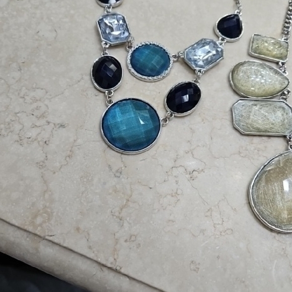 Elegant Silver and Blue Necklace Set - Picture 3 of 4